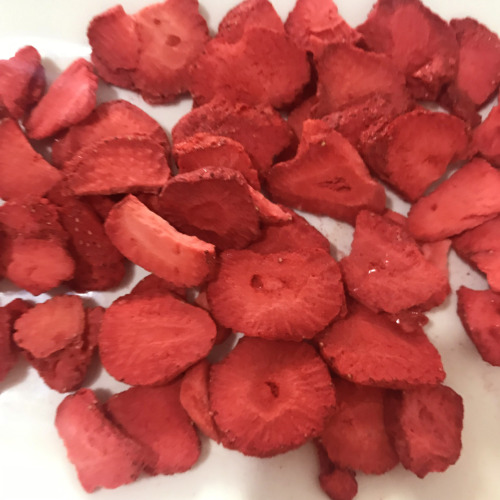Strawberry Slice Freeze-Dried Manufacturer Bulk Wholesale Oat Fruit and Vegetable Crisps Flower Tea Trendy Snack Bulk Wholesale