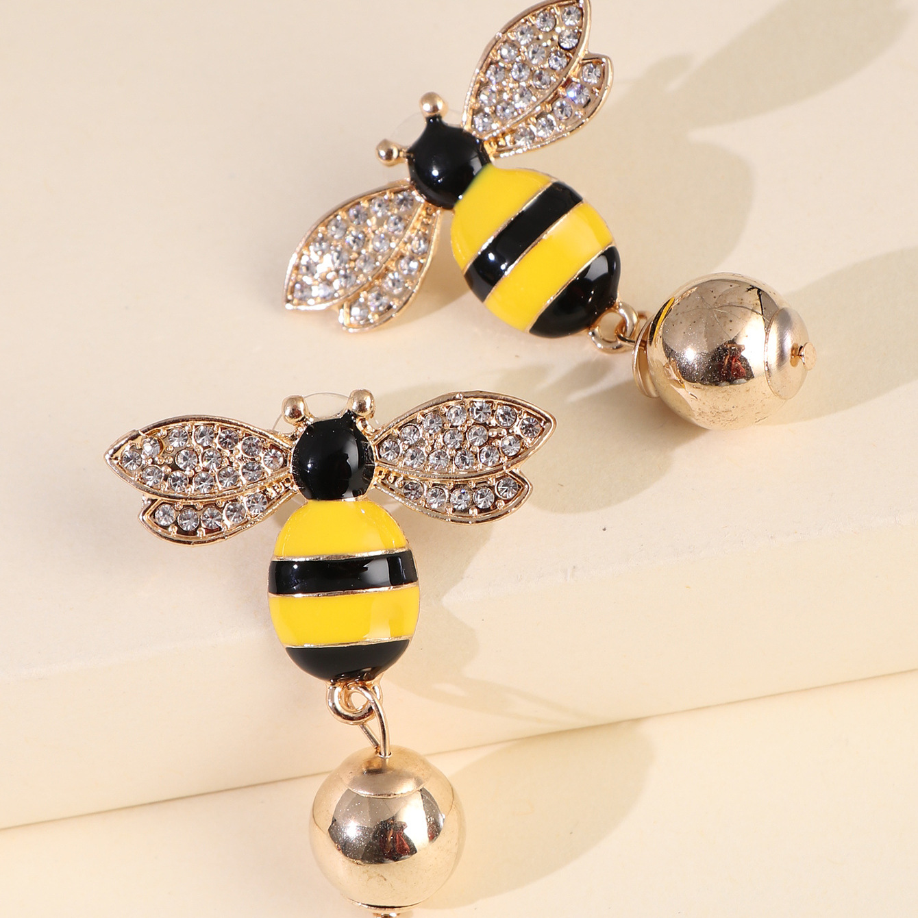 Hot Sales New Symmetrical Earrings Bee Pearl Earrings Ear Jewelry Insect Earrings Korea Wholesale Nihaojewelry display picture 9