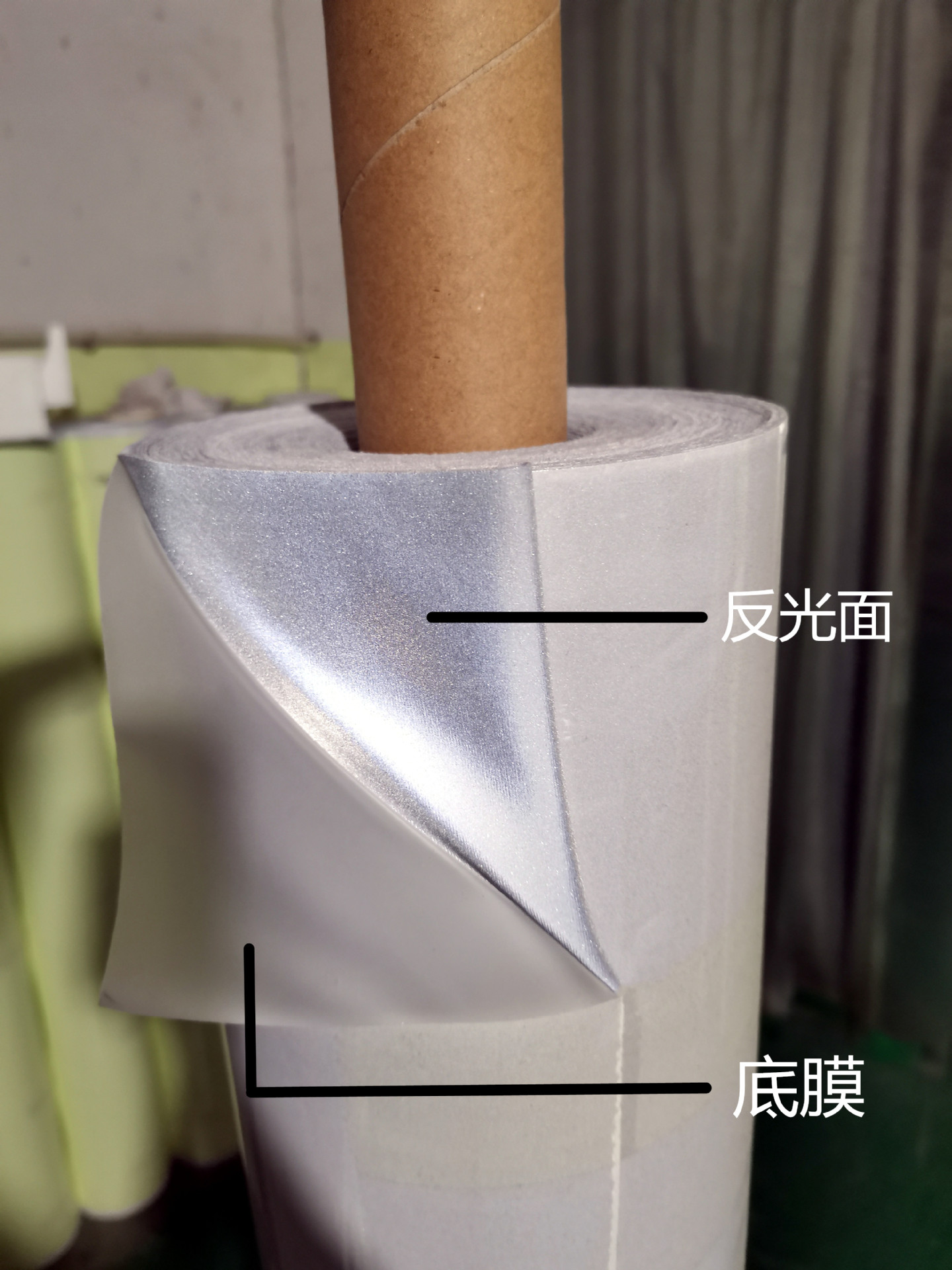 Яркая серебряная односложная эластичная ткань