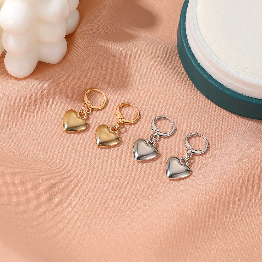 Simple Mirror Three-dimensional Love Earrings Punk Style Metal Heart-shaped Earrings display picture 6