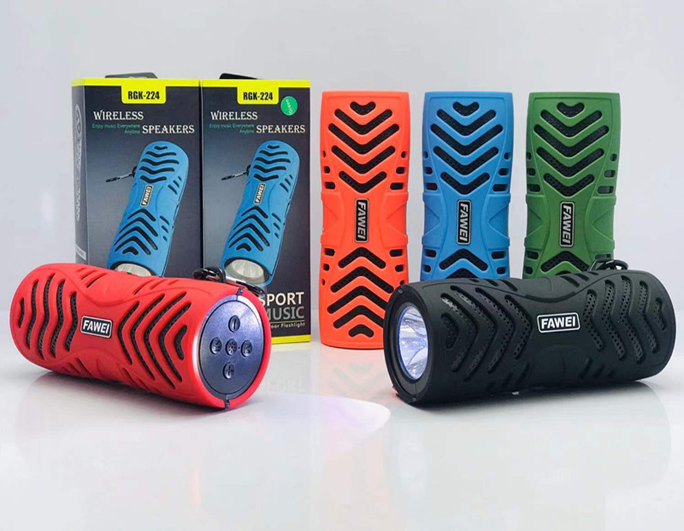 Altavoz portátil Bluetooth con subwoofer y linterna integrada.