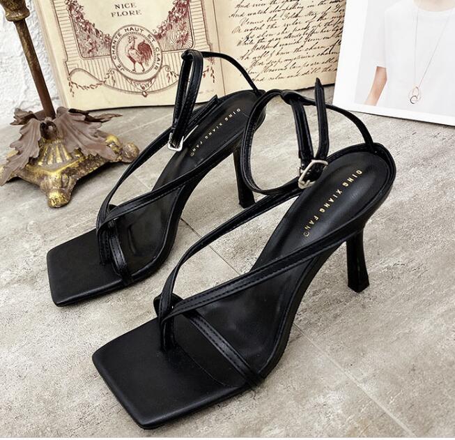 Sandali infradito con tacco alto e punta quadrata in stile passerella primaverile ed estivo del 2024_voghion.com