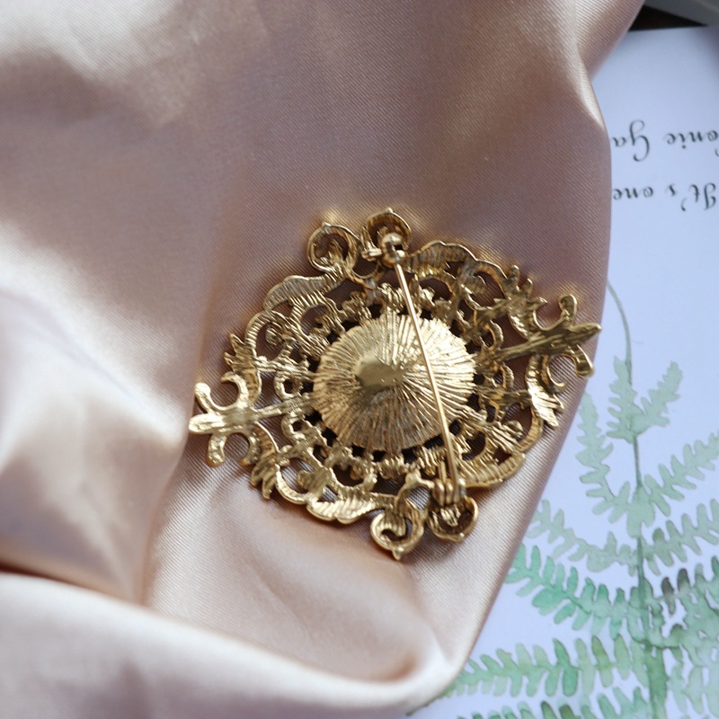 Vintage Pearl Flower Wild Sweater Pin Brooch display picture 9