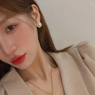 the republic of korea Dongdaemun Pearl fashion senior Earrings French Retro new pattern temperament Ear Studs