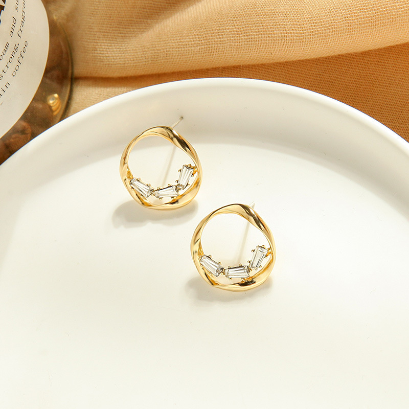 Advanced French Commuting Earrings Temperament Diamond Earrings Design Twisted Circle Earrings Wholesale display picture 4