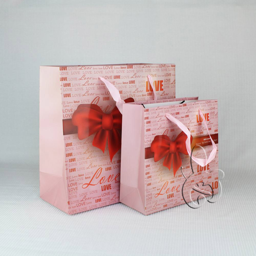 纸质礼品袋适用于日用品，服装类产品包装，颜色尺寸款式可定制