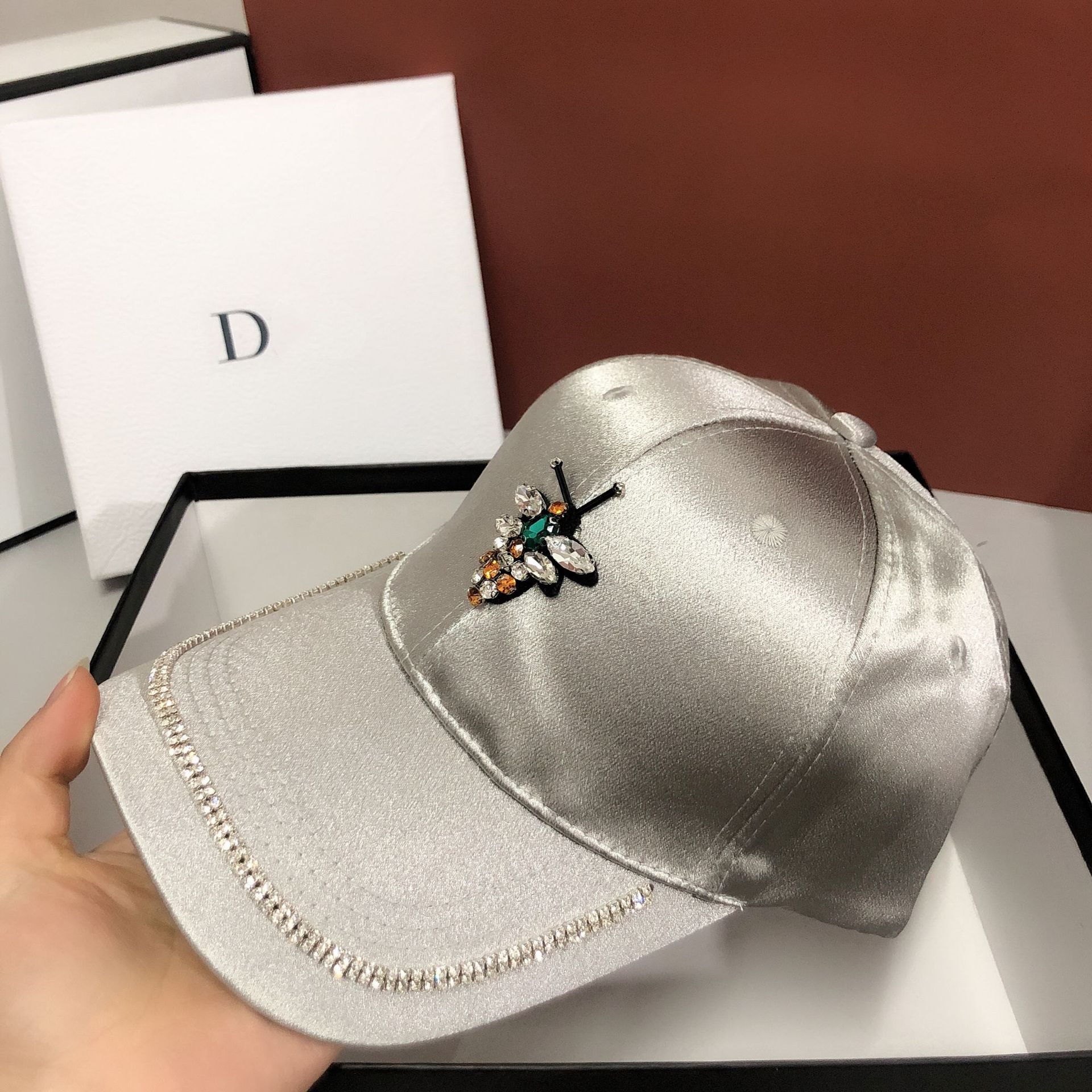 Damen Baseball Cap Aus Satin Mit Biene Und Strassbesatz_voghion.com