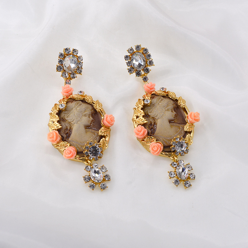 New Retro Baroque Crystal Relief Queen Beauty Portrait Temperament Literature And Art Earrings With Accessories Wholesale Nihaojewelry display picture 6