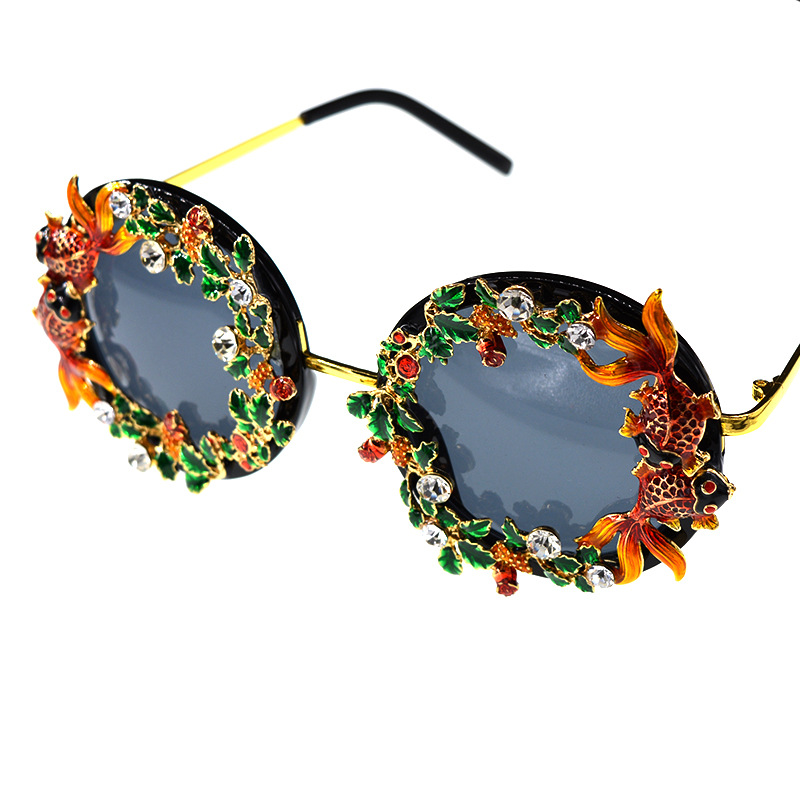 2020 Personal Isierte Mode Sonnenbrille Barock Retro Hohle Geschnitzte Kleine Fisch Sonnenbrille Blume Schmetterling Strand Brille display picture 1