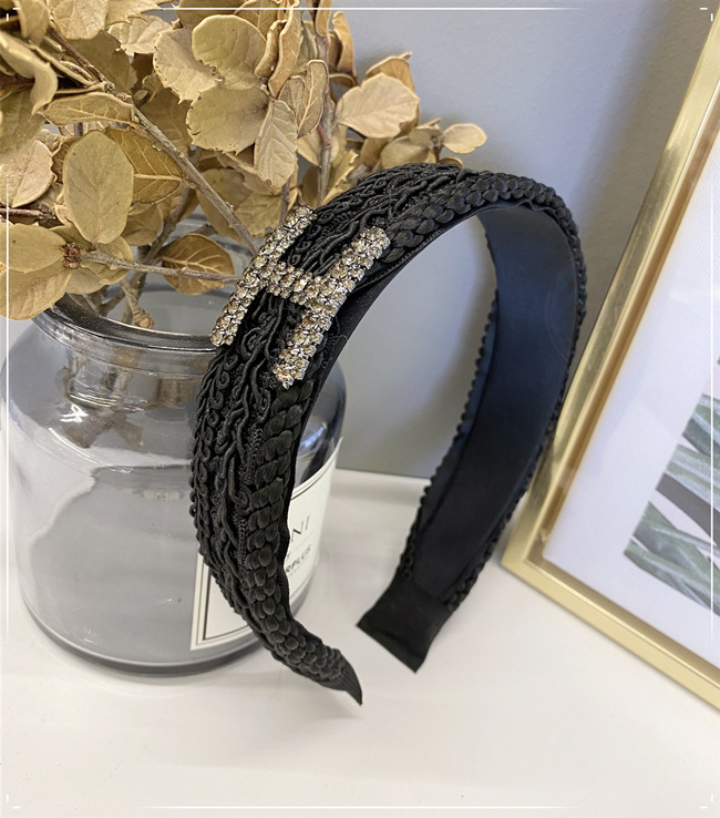 Korean Fashion Baroque Headband Solid Color H Inlaid Czech Diamond Woven Wide-brimmed Headband Nihaojewelry Wholesale display picture 6