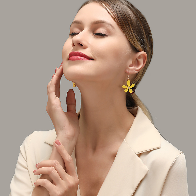 Außenhandels Ohrringe Im Neuen Stil Über Asymmetrische Hohle Blumen Ohrringe display picture 2