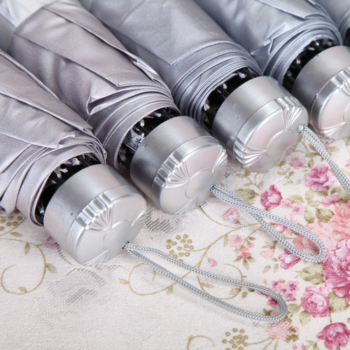 Rain gear and umbrella, sunny umbrella, three-fold inverted pole sun umbrella, parasol factory, silver plastic umbrella for sale at train station