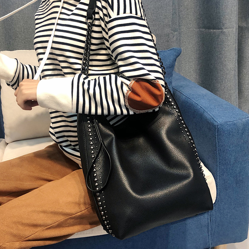Sac seau à chaîne de grande capacité avec rivets, haut de gamme et style occidental, 2024, tendance_voghion.com
