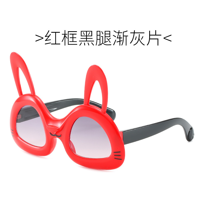 Marco rojo, piernas negras, rebanadas grises