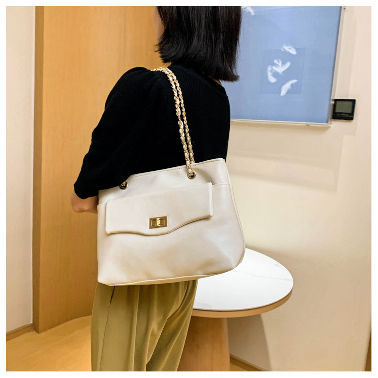 Summer Wild Large-capacity New Fashion Solid Color Chain Lock Single Shoulder Messenger Bag display picture 22