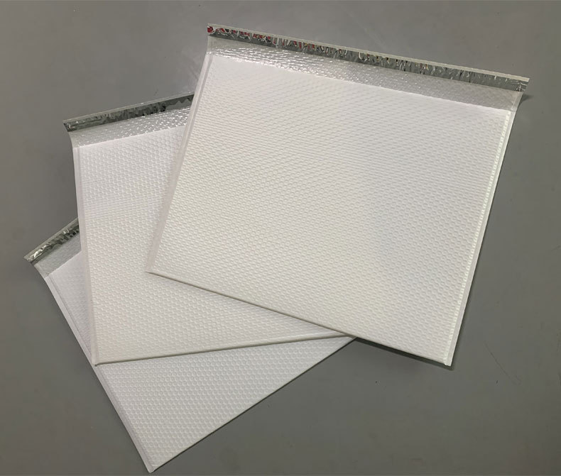 Empaquetado de ropa de burbujas negras autoadherentes Empaquetado de película de coextrusión de color al por mayor Bolsa de burbujas express de espuma de película nacarada