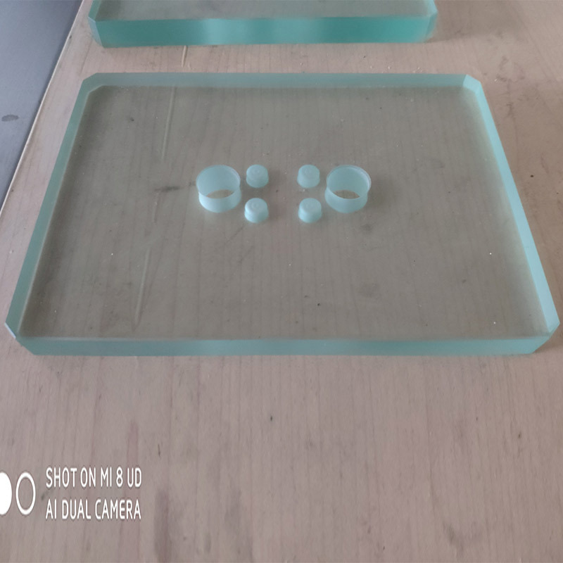 厂家现货供应特白小孔透明玻璃 多厚度圆孔耐热钢化玻璃定 制