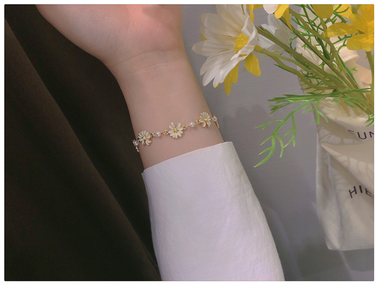 Wholesale of Japanese and Korean fresh sunflower bracelets for women, small daisies, simple ins accessories, the same style as Internet celebrities, factory direct sales pic 25