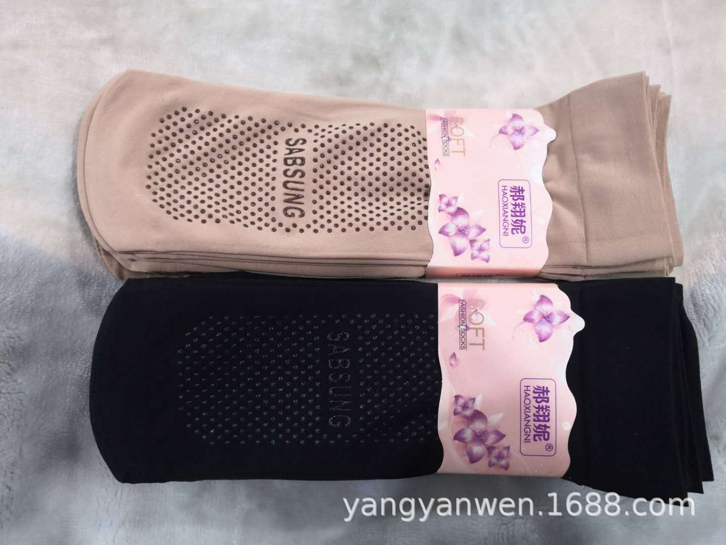 Autumn and winter women's short tube padded nylon straight wide loose silk stockings, soles of silicone to prevent friction