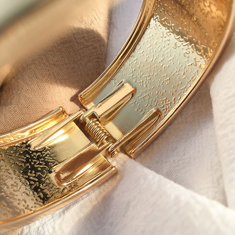 wide side spring open bracelet