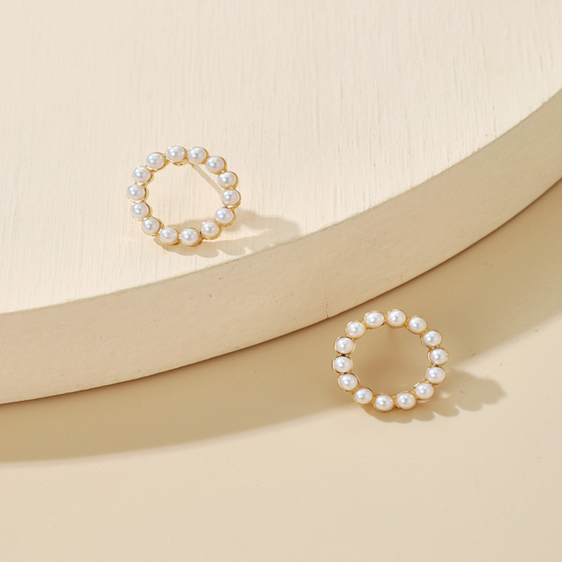 Korean Pearl Simple Circle Earrings display picture 2