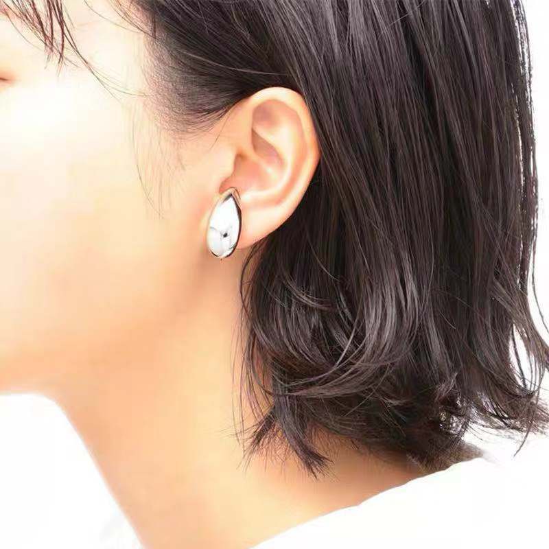 Spécial En Forme De Métal Oreille Clip Sans Percé Femelle Ins Exagéré Personnalisé Rétro Clip Oreille Oreillette Frosty Style Boucles D'oreilles display picture 1