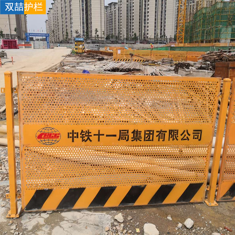基坑临边防护栏 建筑工地冲孔板围挡 可移动临时基坑围栏