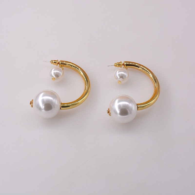 Round Face Exaggerated Pearl High Sense Circle Elegant Earrings Simple Wholesale Nihaojewelry display picture 4