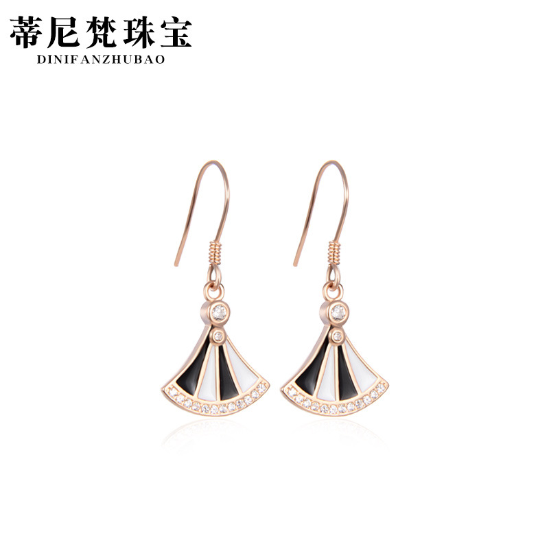 Japonés y coreano s925 pendientes de plata de la moda de las mujeres simples en forma de abanico pendientes novias regalo todo-fósforo Fuente de la joyería fábrica