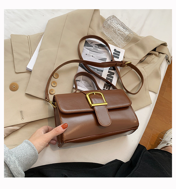 Einfache Tragbare Kleine Neue Trendige Mode Retro Single Shoulder Messenger Bag display picture 4