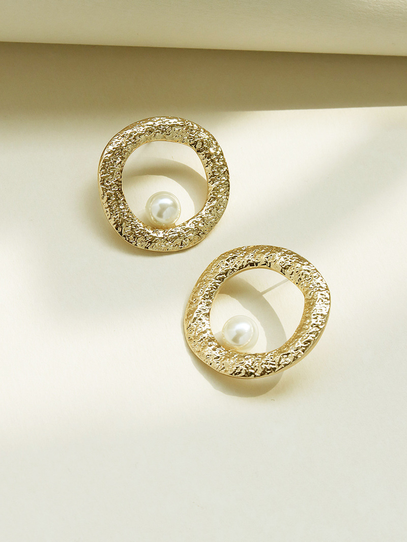 Hot Selling Popular Metal Texture Pearl Earrings Wholesale display picture 1