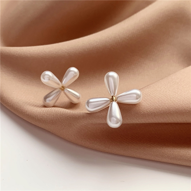 New Fashion Sweet Simple And Lovely Four Petal Flower Earrings Wholesale display picture 2