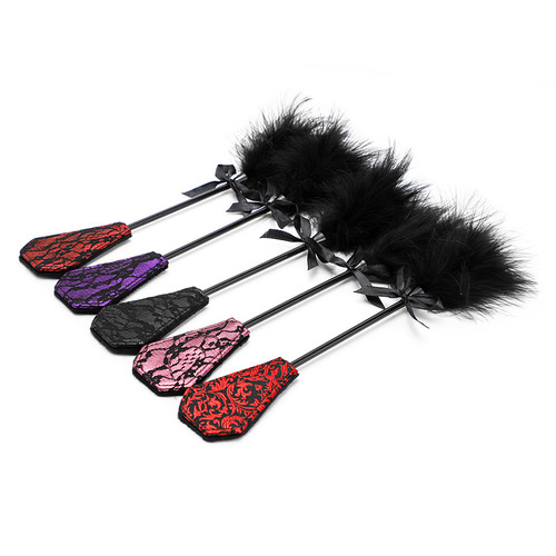 Adult erotic feather hand slap alternative toy female flirting tease slapping slapping bottom Tang suit lace belt slap 
