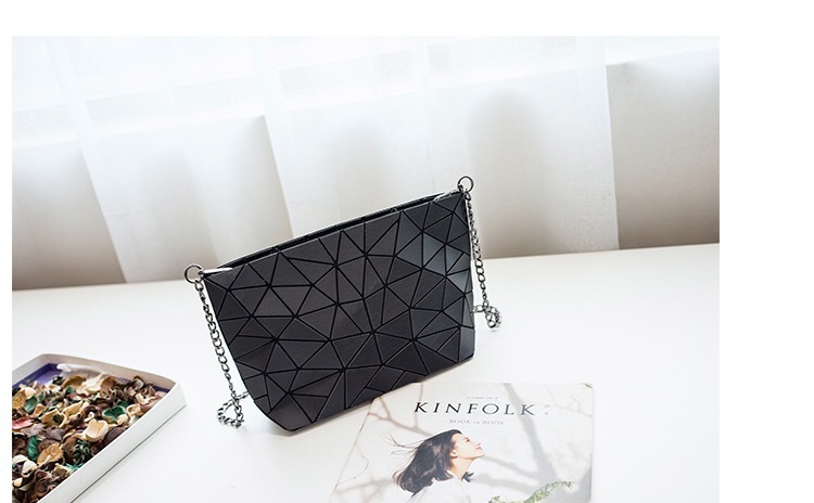 2023 New Matte 5 * 8 Geometric One Shoulder Borsa da donna Versione coreana Fashion Cross Fold Leggero Lingge Borsa piccola_voghion.com