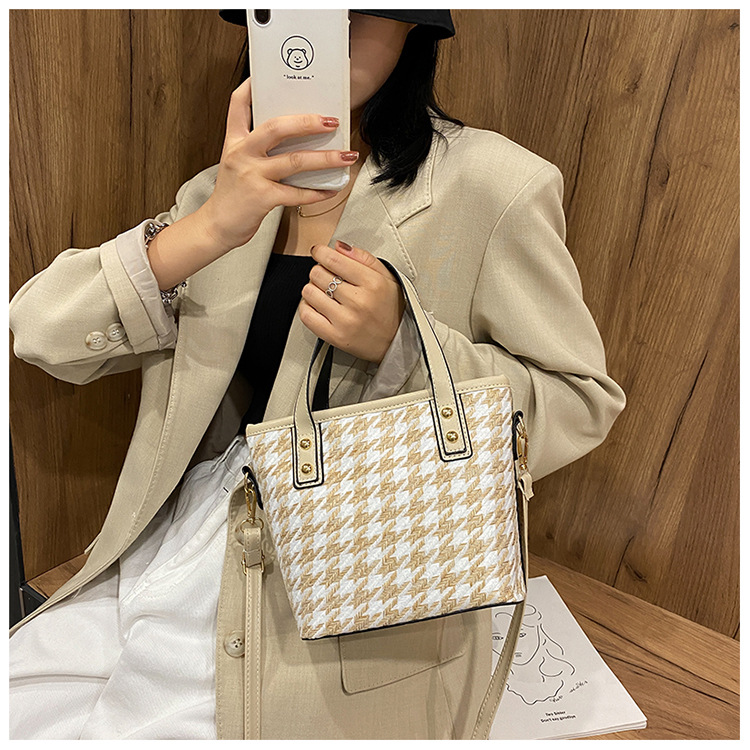 New Large Capacity Woolen Chain Shoulder New Fashion All-match Messenger Tote Bag display picture 17