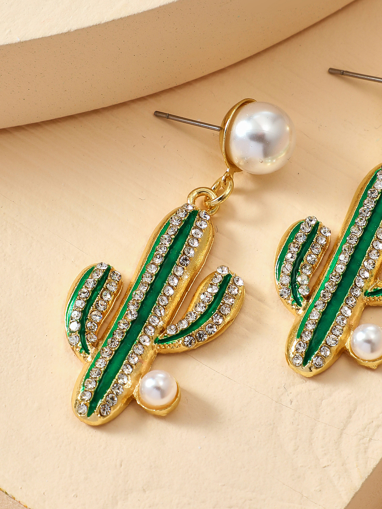 Europäische Und Amerikanische Mode Persönlichkeit Kreative Legierung Diamant Mit Perlen Kaktus Ohrringen Mädchen Herz Koreanische Ohrringe display picture 4