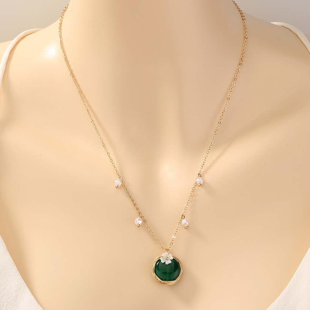 Winding Emerald Oblate Natural Stone Inlaid Flower Pendant Single-layer Chain Necklace display picture 1