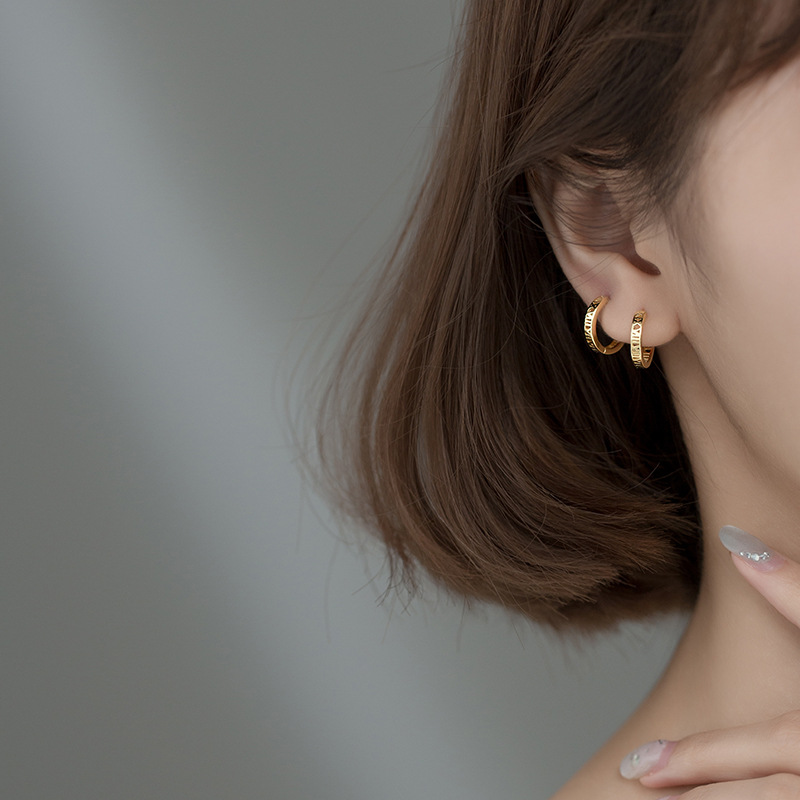 Eloch s925 plata números romanos huecos pernos de orejas femeninos temperamento coreano aretes cortos simple pernos G4647