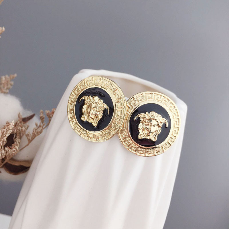 Korean Baroque Style Catwalk Gold-plated Head Earrings Silver Needle Earrings Wholesale Nihaojewelry display picture 3