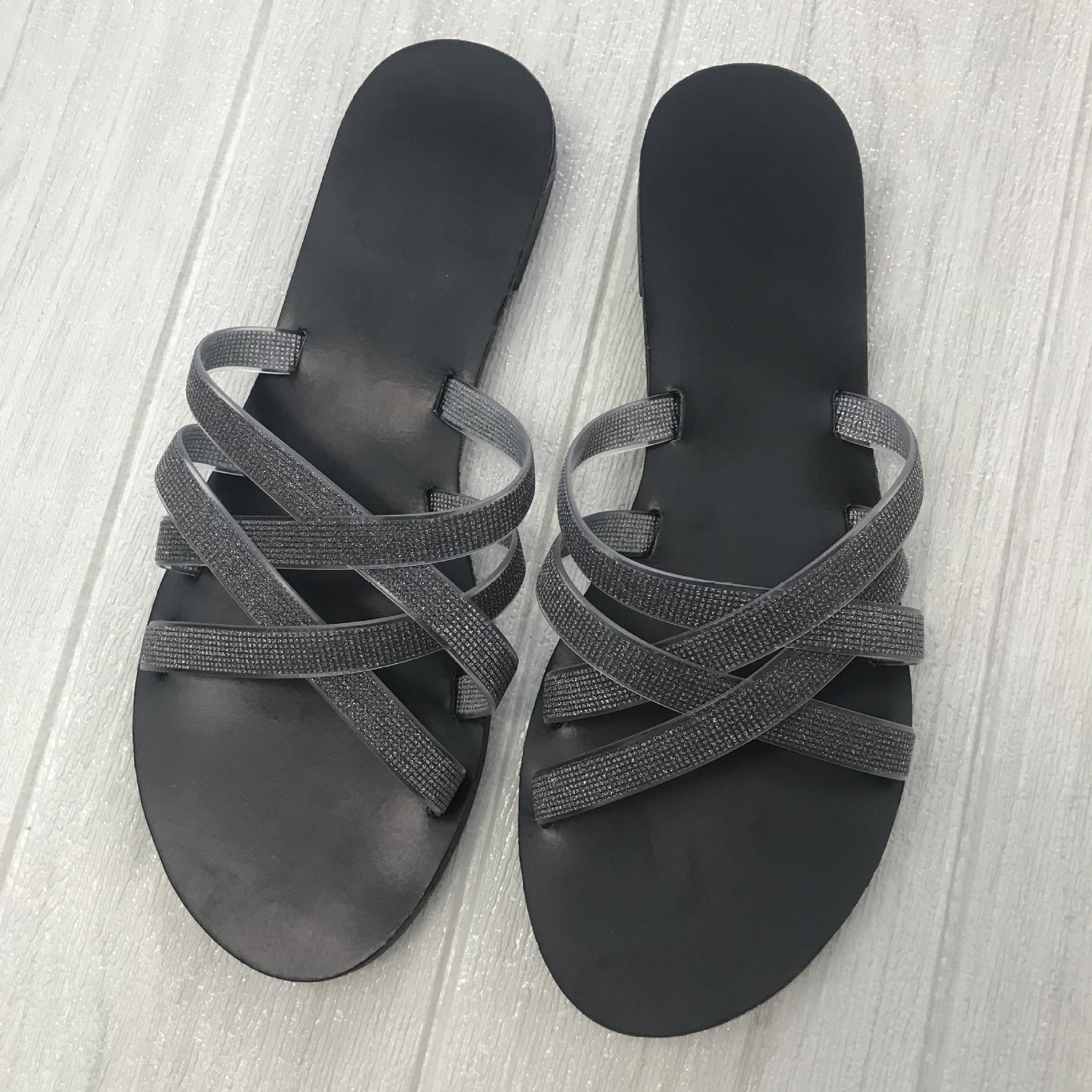 Stilige tøfler med glitrende prikker og diamantformede flate krysssandaler for kvinner med matchende strandsko_voghion.com