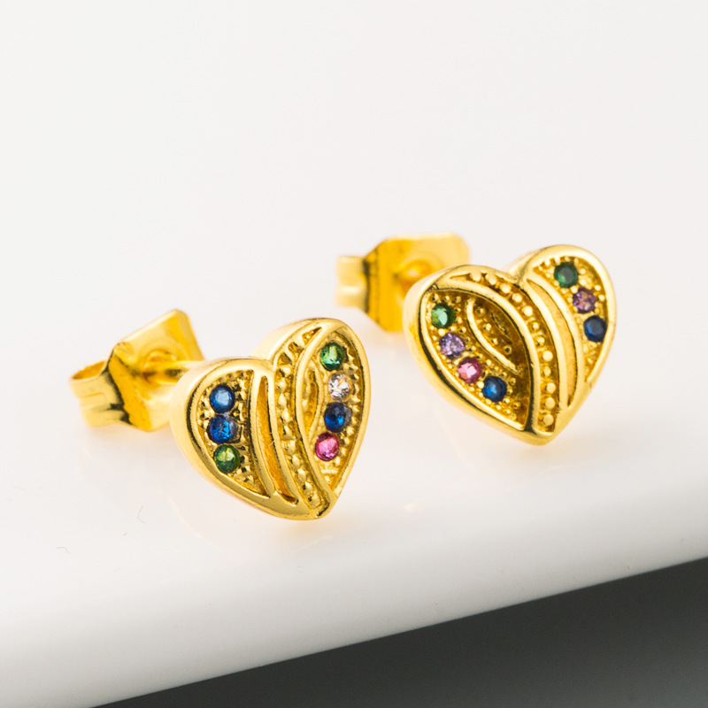 Corée De Haute Qualité En Forme De Coeur Boucles D&#39;oreilles Cuivre Micro-ensemble Couleur Zircon Boucles D&#39;oreilles Mignon Fille Coeur Tempérament Boucles D&#39;oreilles En Gros Nihaojewelry display picture 2