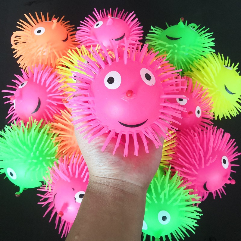 Las pequeñas actividades de microempresas empujan el código de escaneo para enviar regalos debajo de la línea roja en línea, regalos prácticos, pequeños drenadores, artefactos creativos