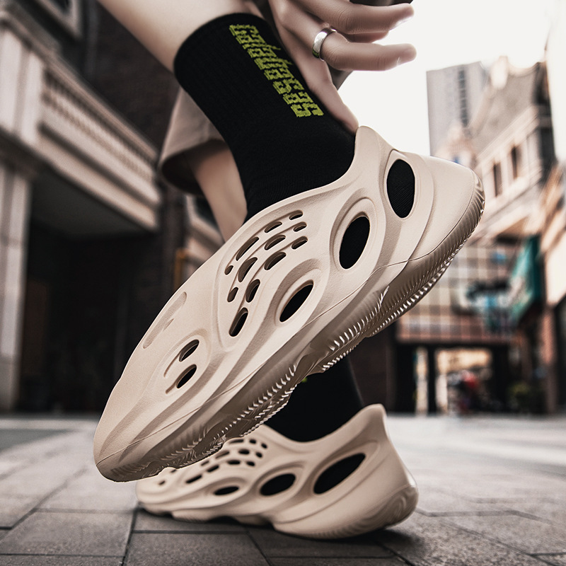 2022 Men's Coconut Hole Shoes Men's Lightweight Sandals Youth Beach Shoes Men's Korean Style Fashionable Distinctive Sandals