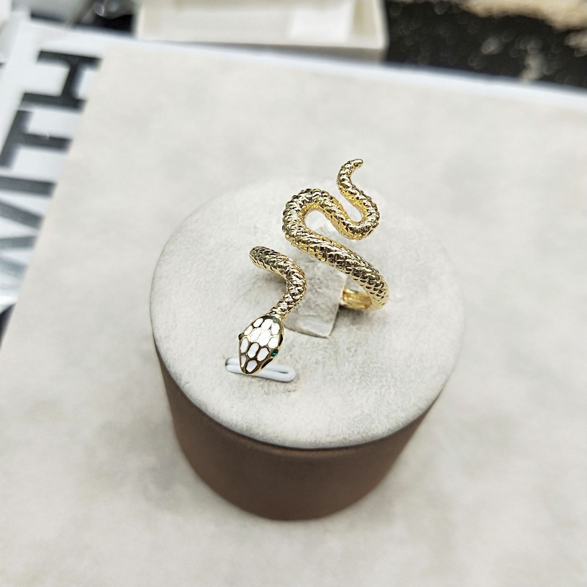 �¿�ŷ���������� ���Ÿ��Լ�Լ�������ڽ�ָ �ɵ����߽�ָ��Ů��