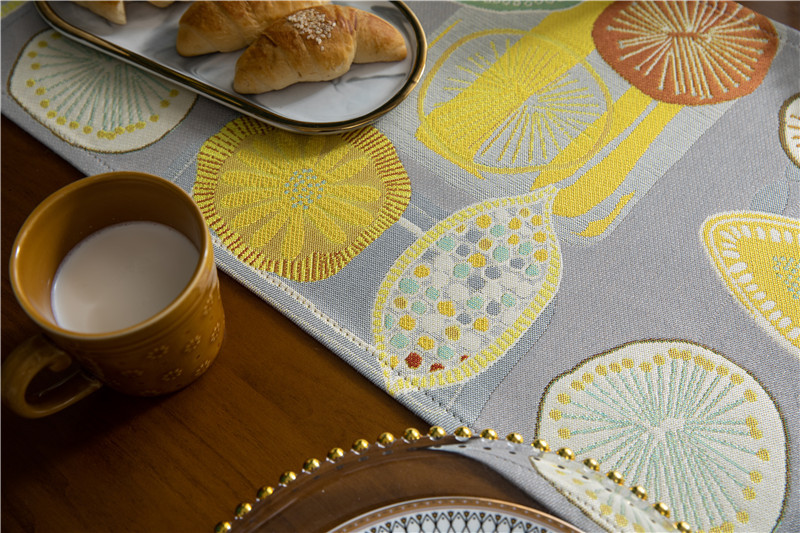 Runner da tavola moderno e minimalista interamente in poliestere per tavolino da caffè, scarpiera, mobile TV, con nappe, realizzato su misura in poliestere_voghion.com