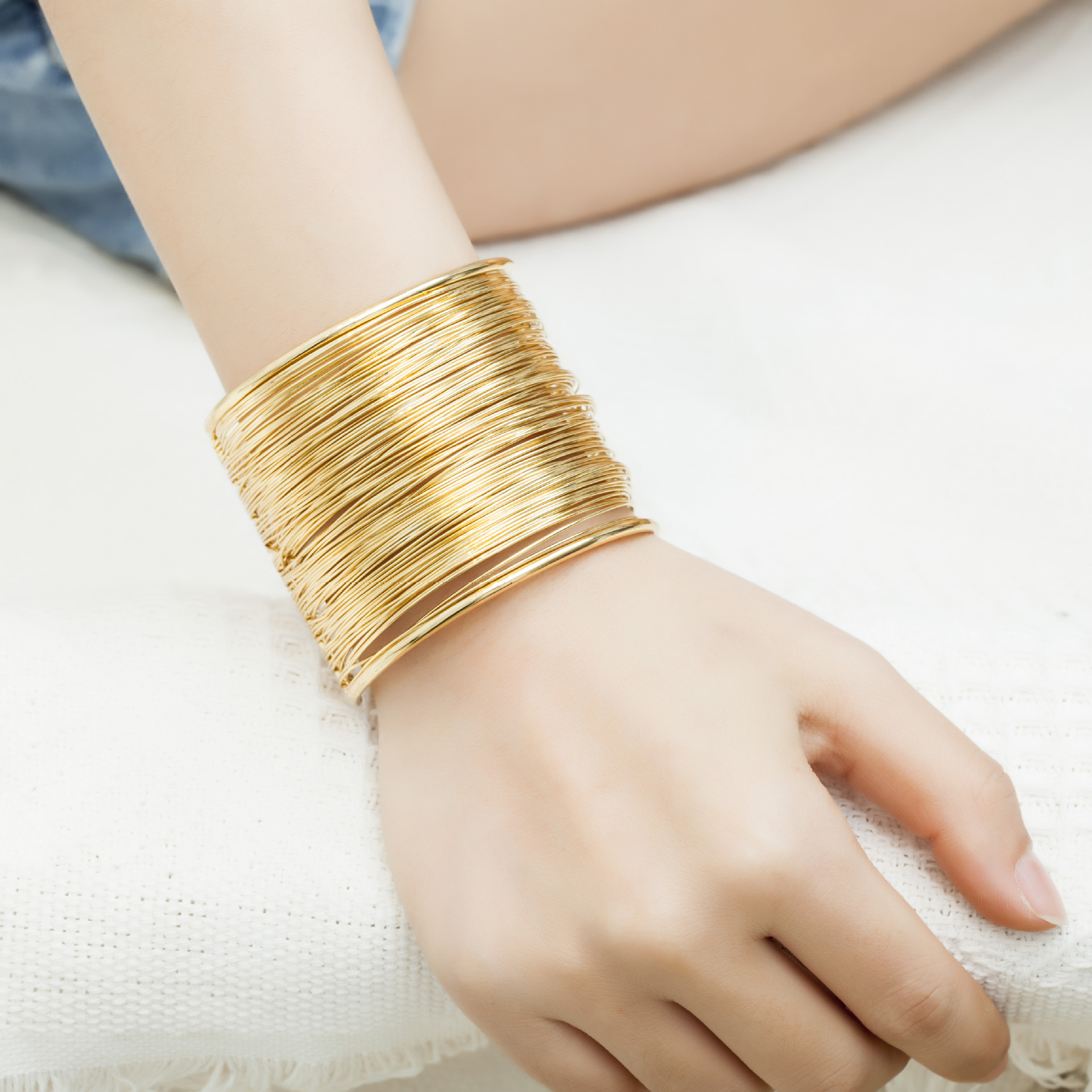 Comercio electrónico transfronterizo de moda europea y americana pulsera de alambre abierto pulsera grande AliExpress suministro fábrica al por mayor