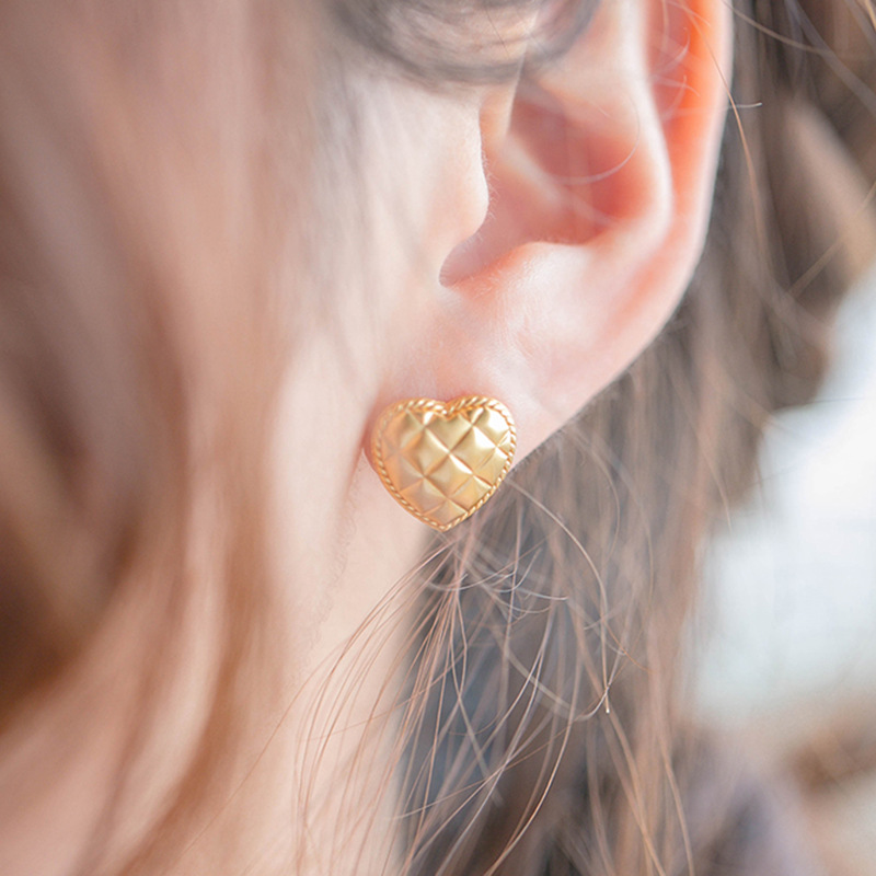 Französische Retro-legierung Ohrringe Einfache, Kompakte Und Vielseitige Ohrringe Temperament Mode Kurze Liebes Ohrringe Ohrringe Frauen display picture 7