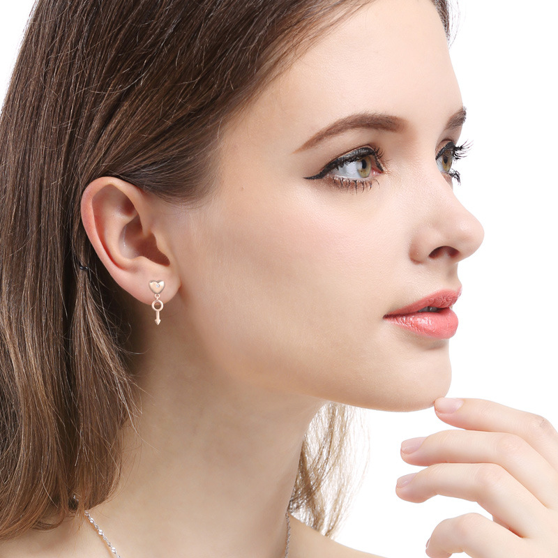 Estilo japonés s925 pendientes de diamantes de plata estilo coreano ZIRCON pendientes dulces en forma de corazón retro temperamento flecha pendientes al por mayor