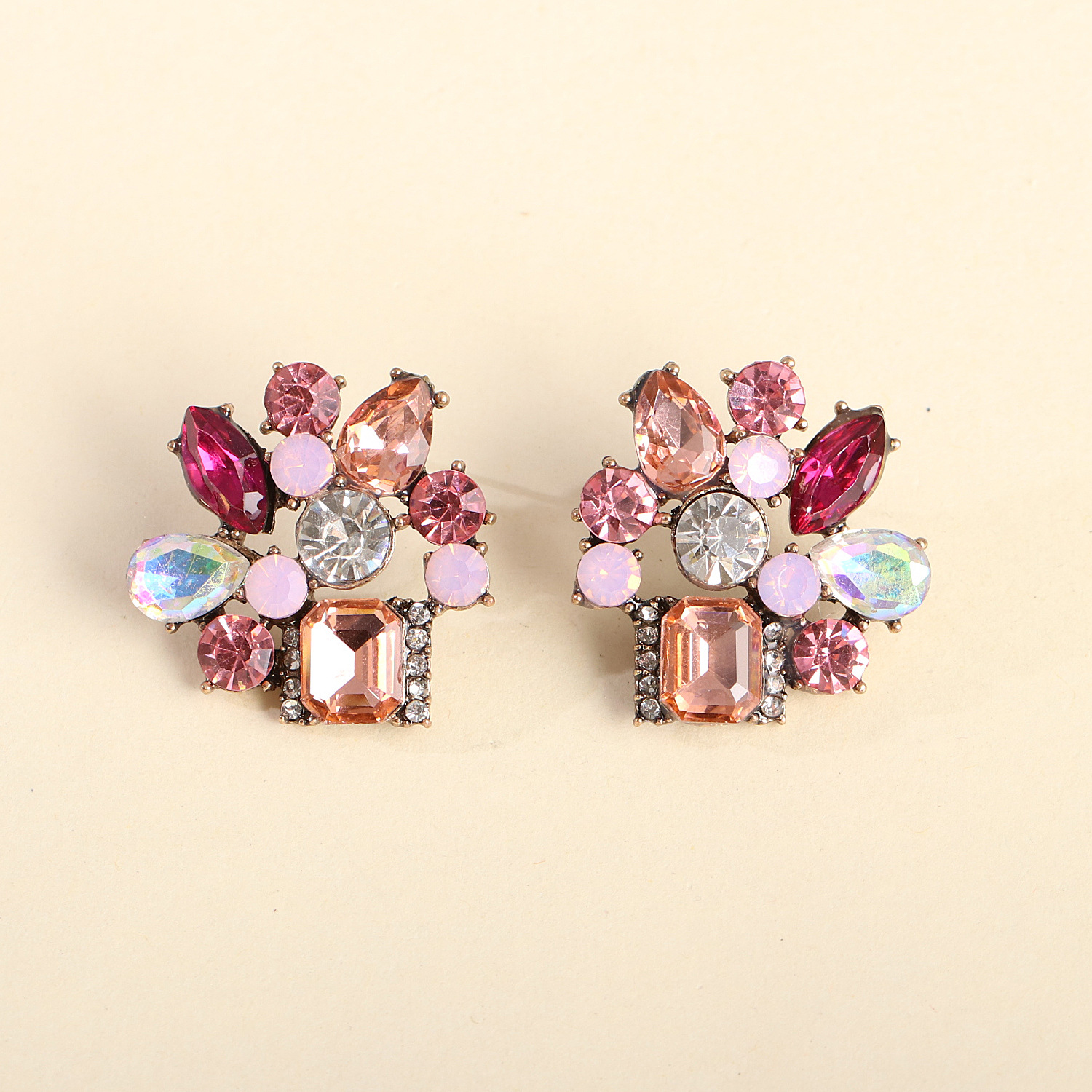 Exaggerated Geometric Earrings New Retro Color Crystal Square Earrings Wholesale Nihaojewelry display picture 5