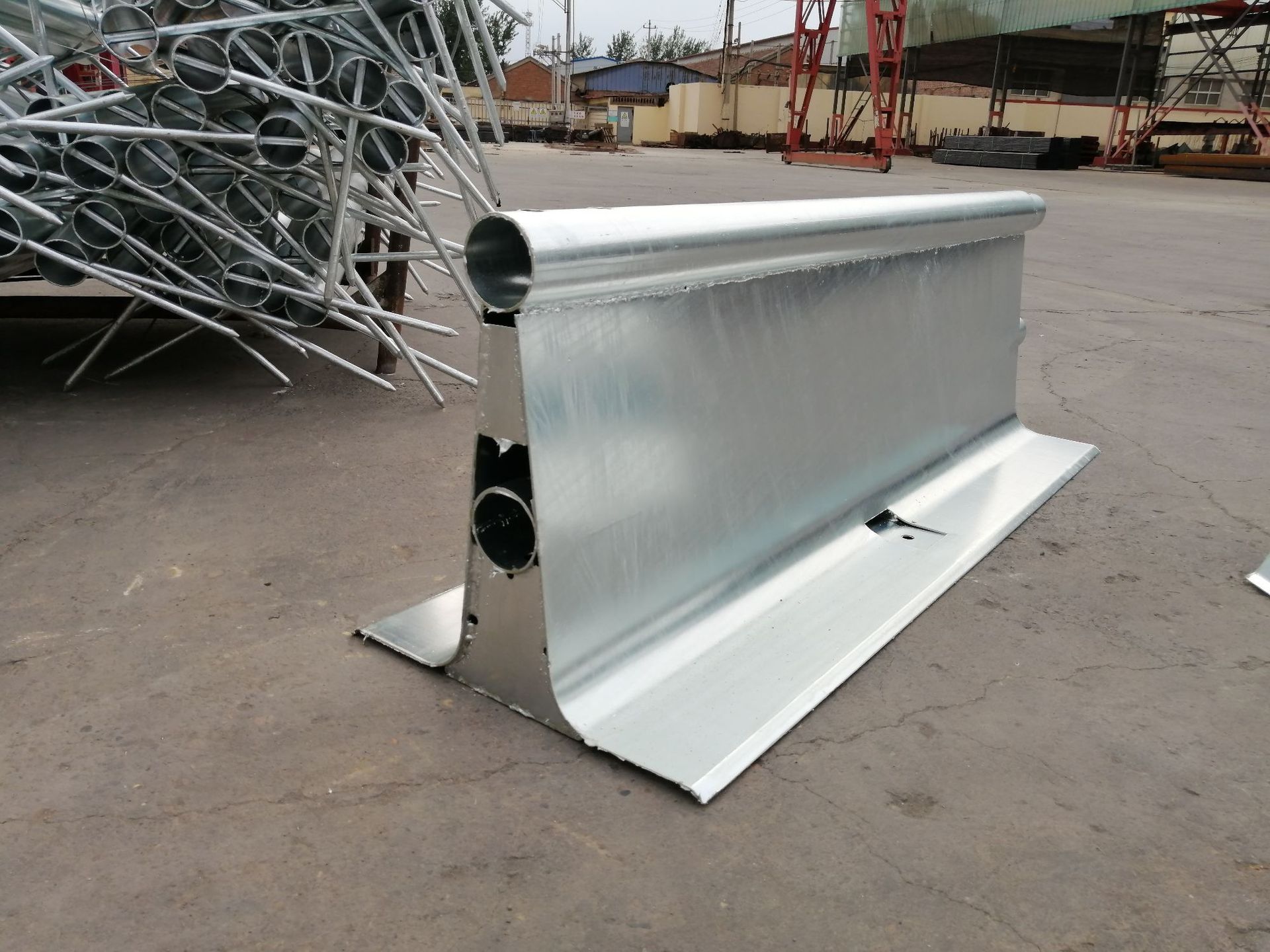 高速施工区临时防撞钢护栏 修高速路临时移动钢护栏带碰撞报告